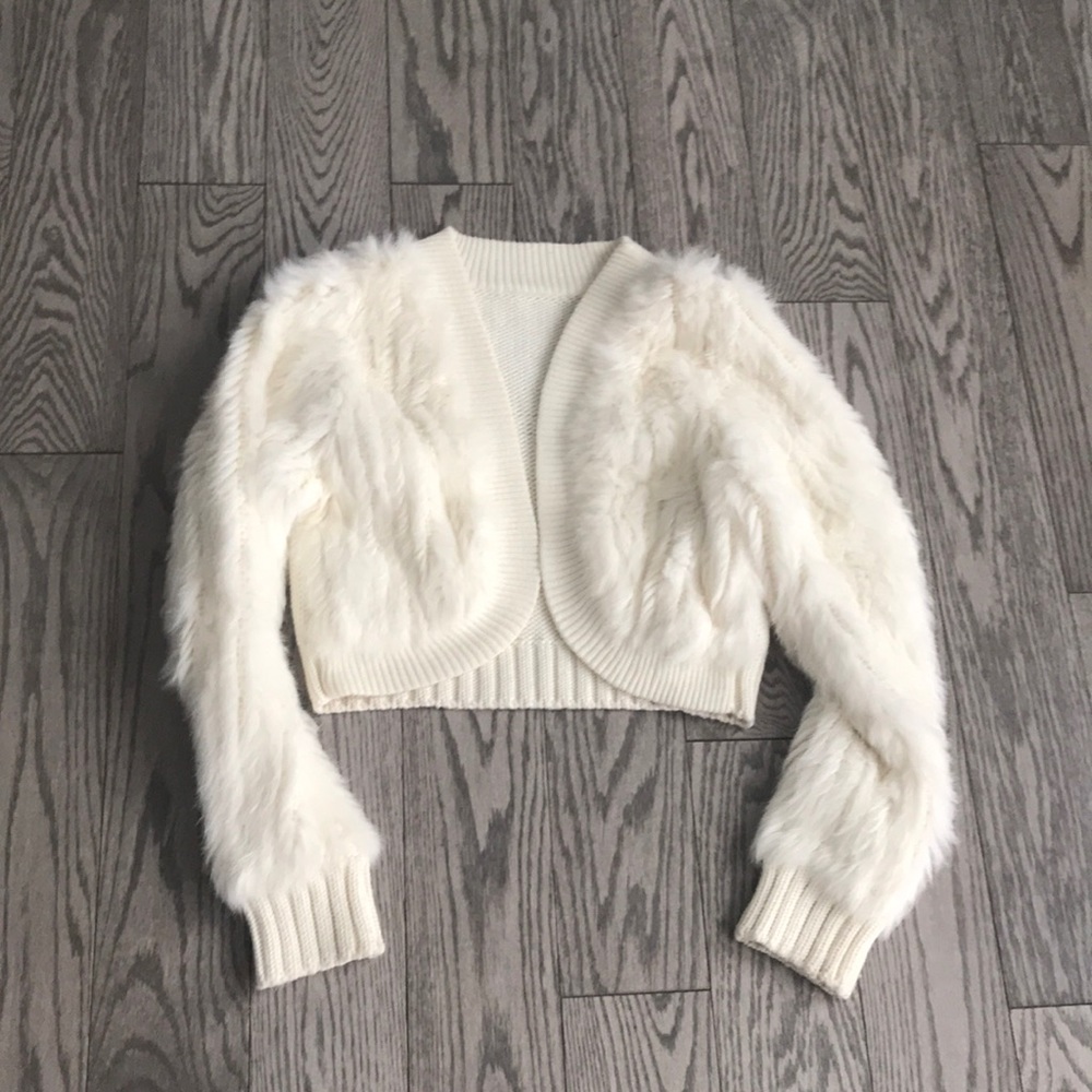 Beautiful white furry top🌸🌸🌸